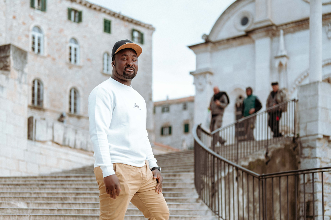 Hayford je u Šibenik donio dva Guinnessova rekorda: Vozi hoverboard balansirajući 10 čaša na nožu kojeg drži u ustima 