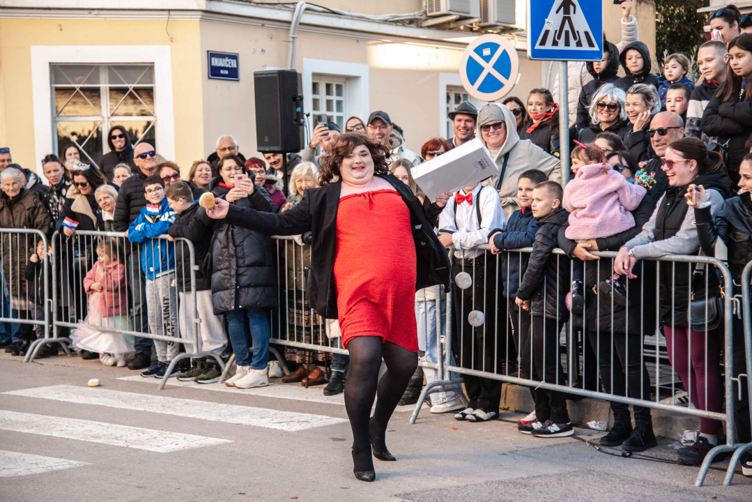 FOTOGALERIJA (1) Aleksandra Prijović nastupila u Murteru, tamo zabrana nije bilo