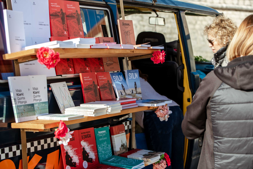Posjetite Bookmobile ispred šibenske knjižnice: Prepun je ljubavnih romana i prigodnih priča