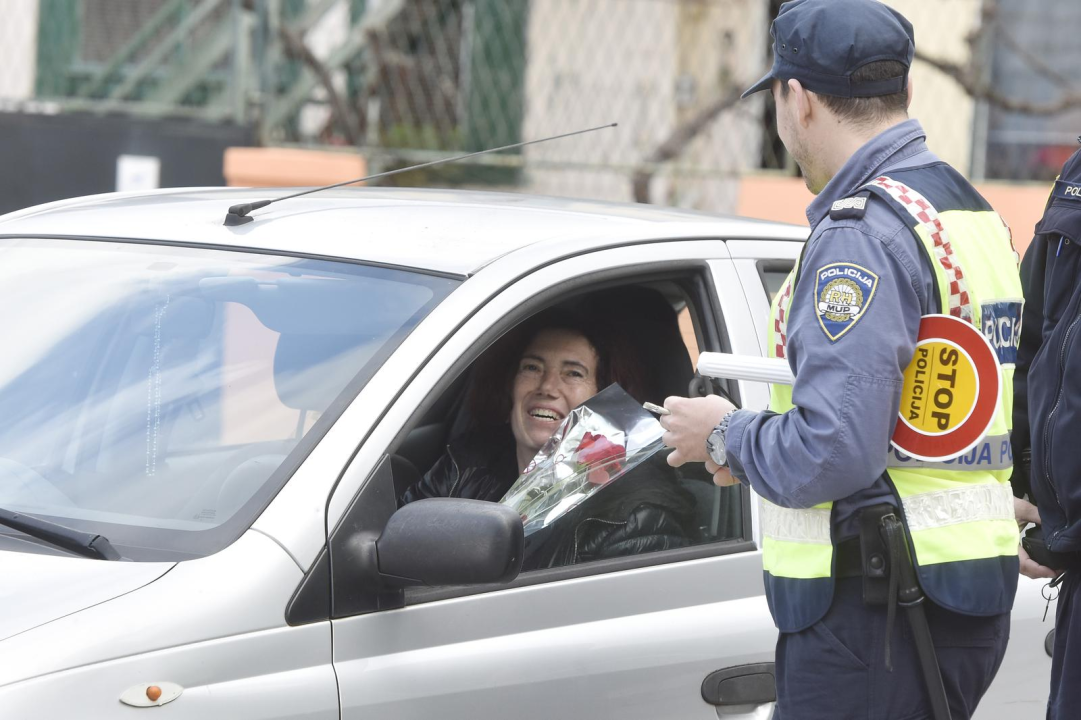 Šibenska policija zaustavljala vozačice, a onda ih iznenadila ružama