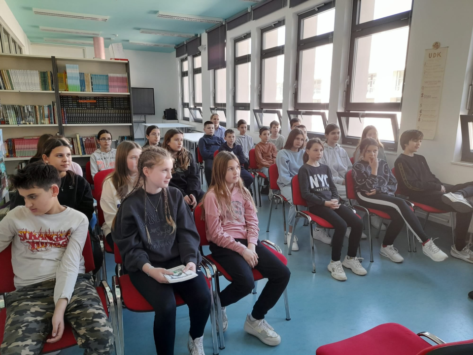 Putovanje kroz vrijeme iz školske knjižnice: Učenici OŠ Meterize ugostili spisateljicu Anu Aužinu 