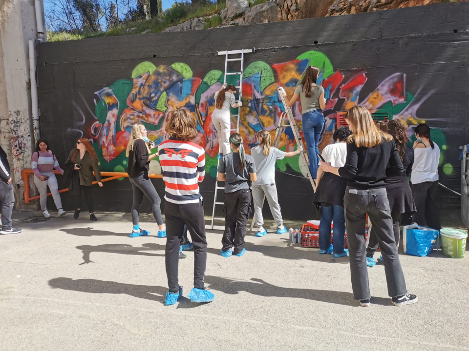 Dva murala u dvorištu gimnazije na 80 kvadrata zida: Grafiti kao umjetnost, a ne vandalizam