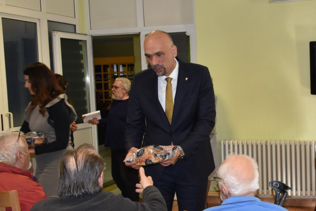 Župan Marko Jelić podijelio uskršnje pogače u Cvjetnom domu