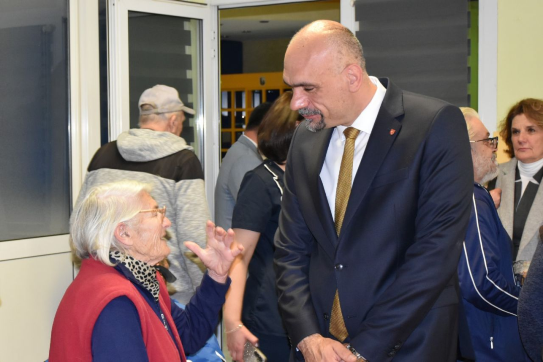 Župan Marko Jelić podijelio uskršnje pogače u Cvjetnom domu