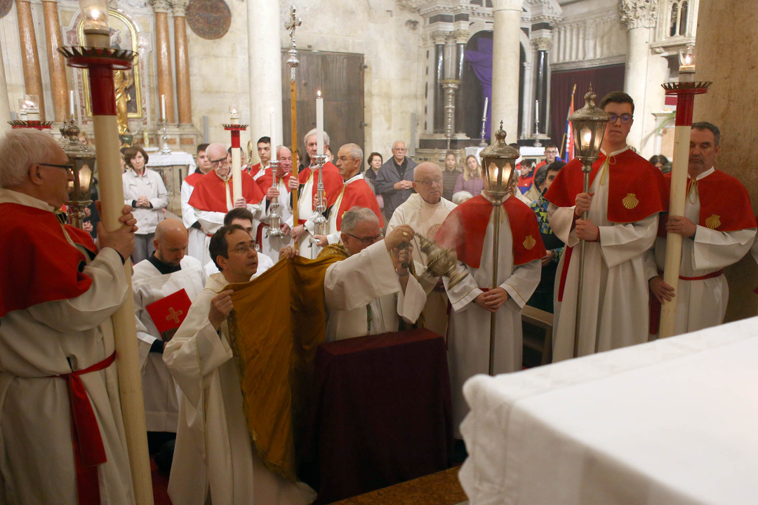Na misi Večere gospodnje biskup prao noge dvanaestorici braće katedralne bratovštine