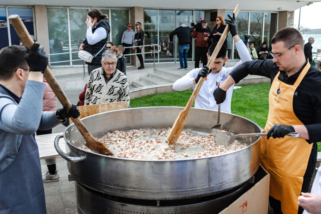 Uskrsni doručak i ove godine privukao brojne Šibenčane, fritaja 'planula' u nekoliko minuta