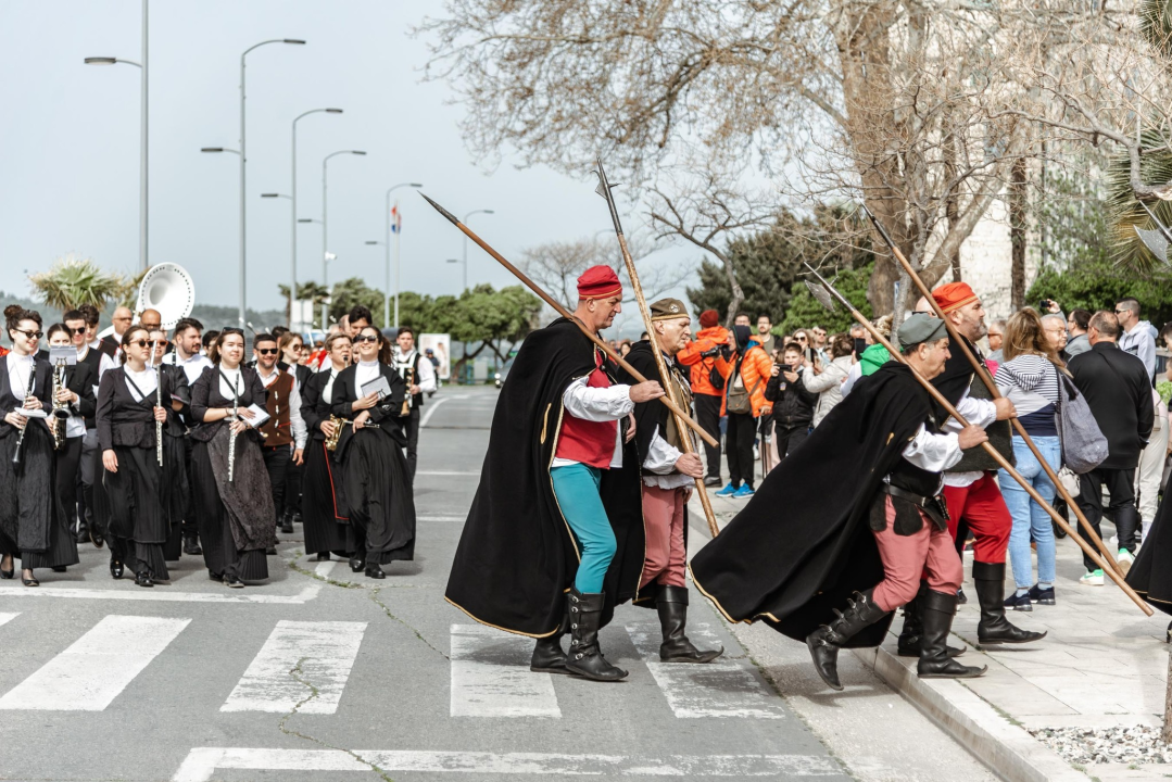 Uskrsni doručak i ove godine privukao brojne Šibenčane, fritaja 'planula' u nekoliko minuta