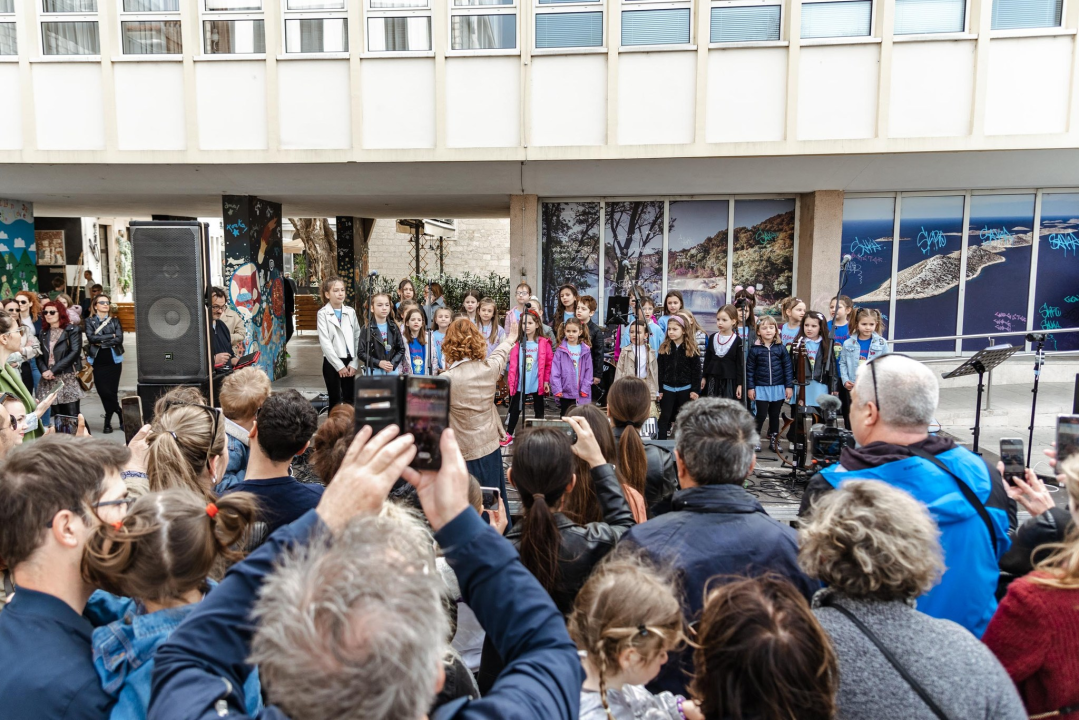 Uskrsni doručak i ove godine privukao brojne Šibenčane, fritaja 'planula' u nekoliko minuta