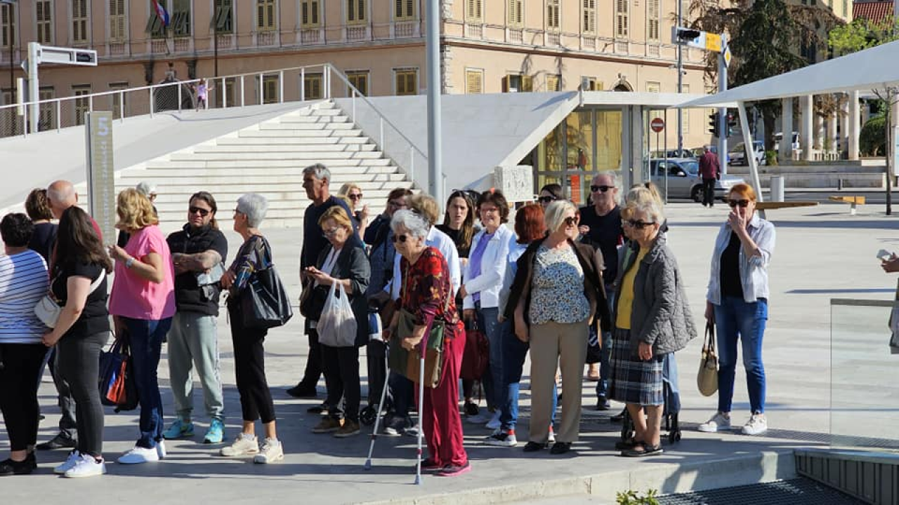 Gužva na Poljani: Šibenčani cvijeće najviše vole kad je besplatno