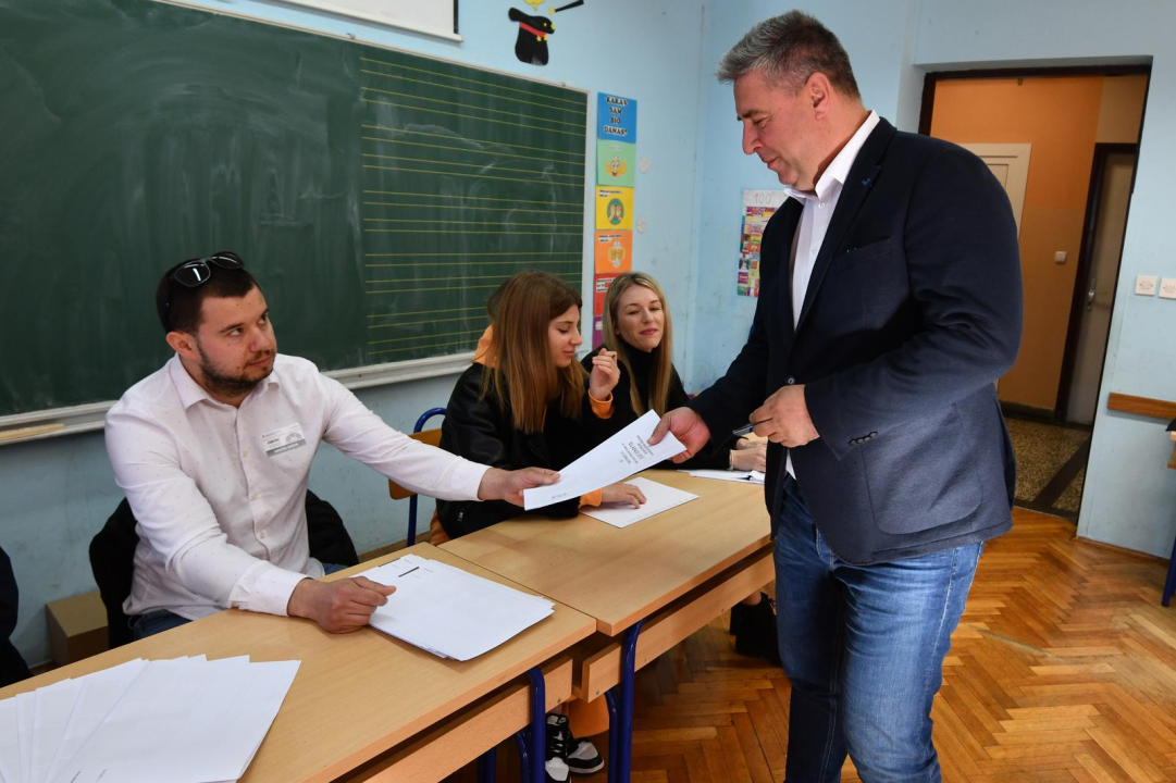 Listiće u glasačke kutije ubacili su šibenski političari s lista za Sabor: Burić, Restović, Zekanović, Šintić...