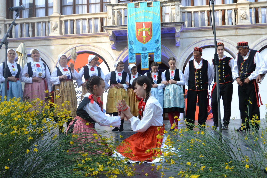Za tjedan dana mimohod 300 folkloraša po Šibeniku pa smotra u kazalištu