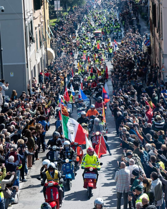 Članovi VK Šibenik sudjelovali na svečanoj povorci Vespa World Days 2024.  