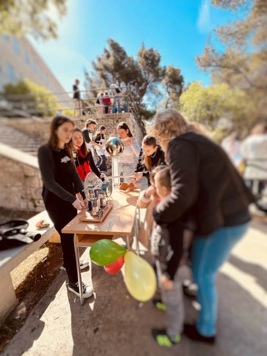 Djeca iz vrtića Kućica na Festivalu znanosti 