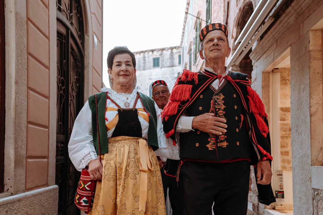 Šibenikom prošlo više od 300 članova kulturnih društava, nošnjama oduševili prolaznike 