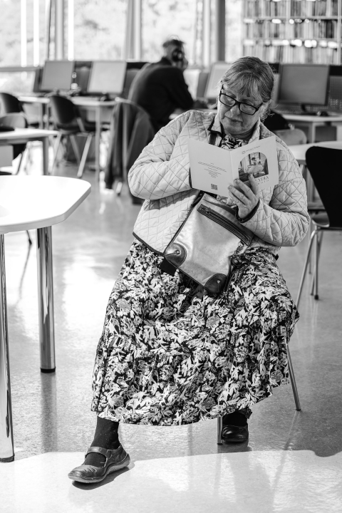 U knjižnici otvorena izložba 'Izađi mala' Sanje Dugandžić