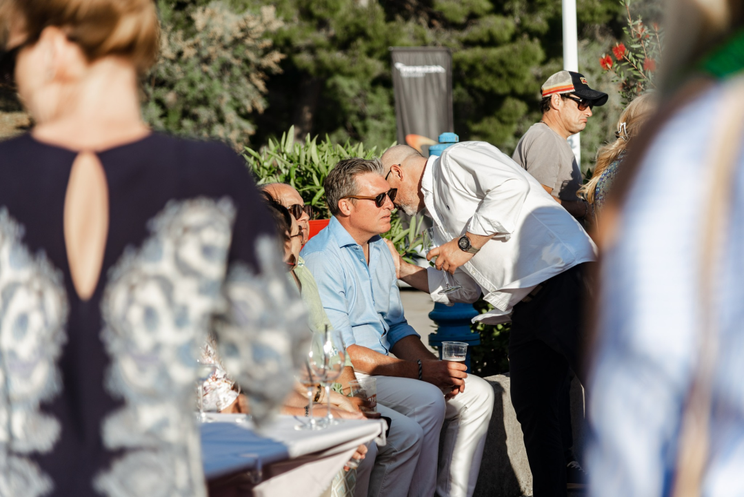Spoj ekskluzivnih jahti i isto takvih automobila u marini u Mandalini