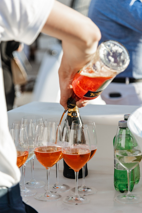 Spoj ekskluzivnih jahti i isto takvih automobila u marini u Mandalini