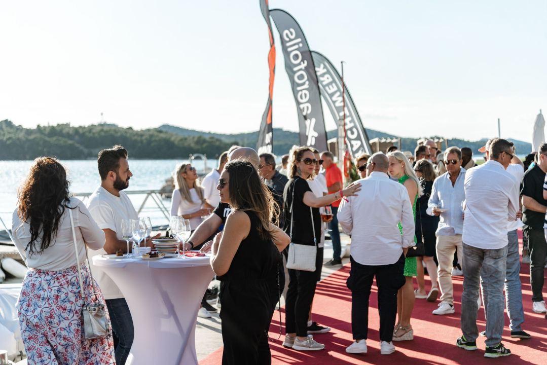 Spoj ekskluzivnih jahti i isto takvih automobila u marini u Mandalini