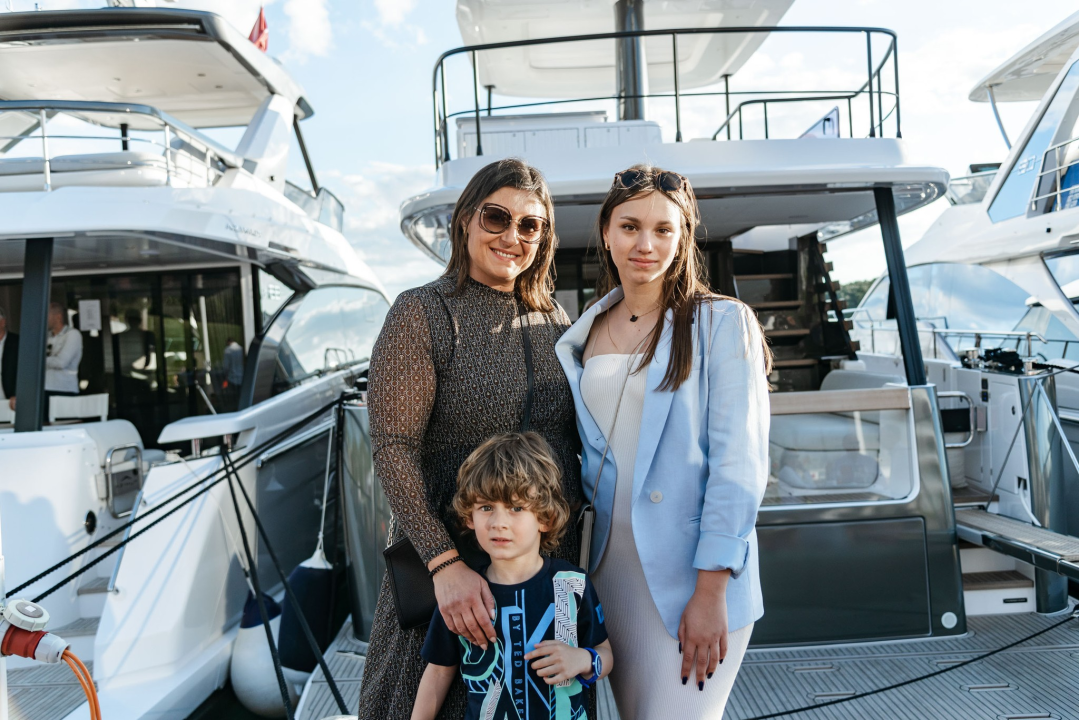 Spoj ekskluzivnih jahti i isto takvih automobila u marini u Mandalini