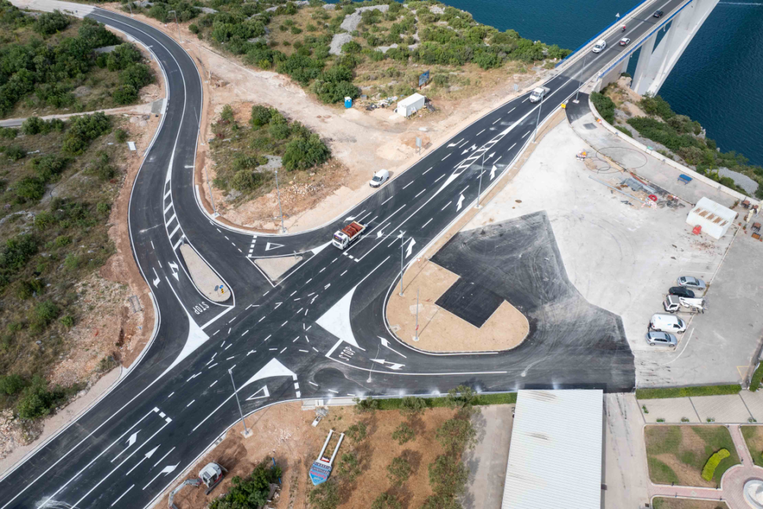 Polovica Šibenčana smatra kako novo raskrižje kod mosta neće smanjiti ljetne gužve