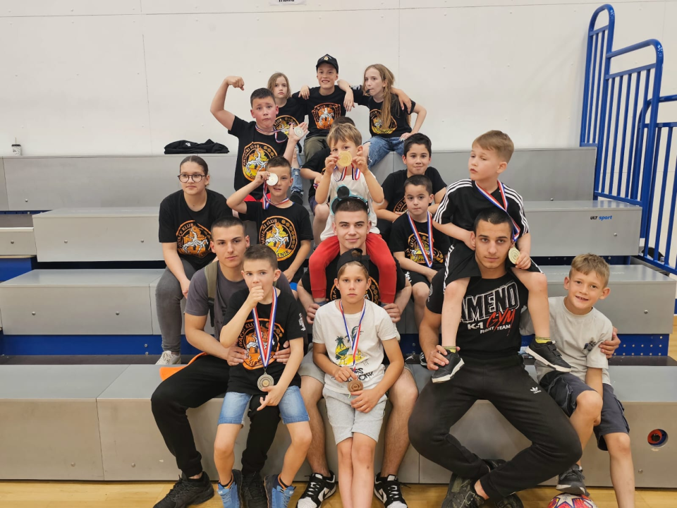 Najmlađi šibenski hrvači uspješni na turniru u Zadru, svih osam osvojilo medalje