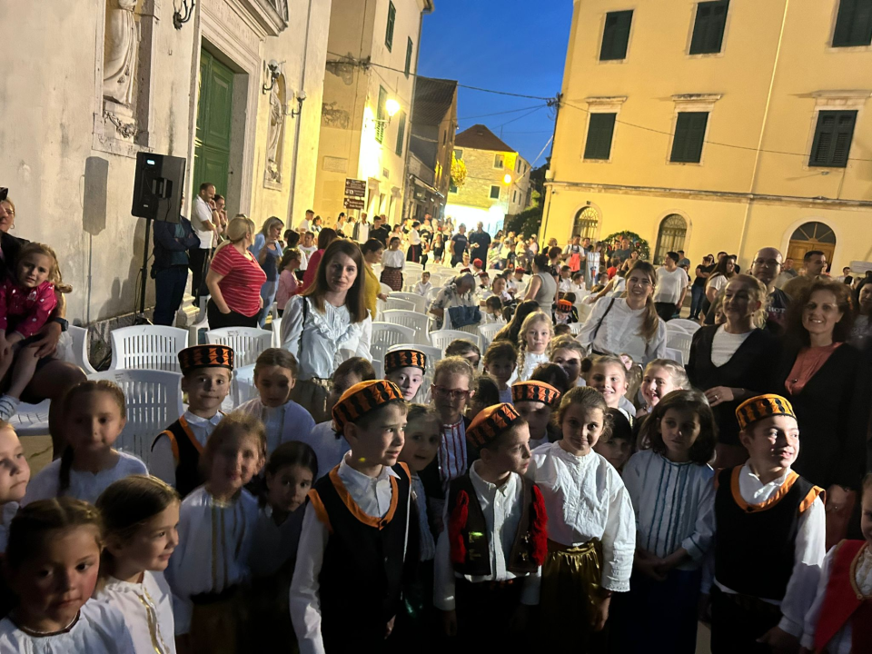 'Balarinci' iz DV Šibenske masline i Smilja nastupili na 1. smotri dječjeg folklora u Skradinu  