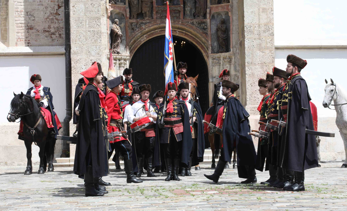 Kravat pukovnija obilježila Dan državnosti počasnom smjenom straže 
