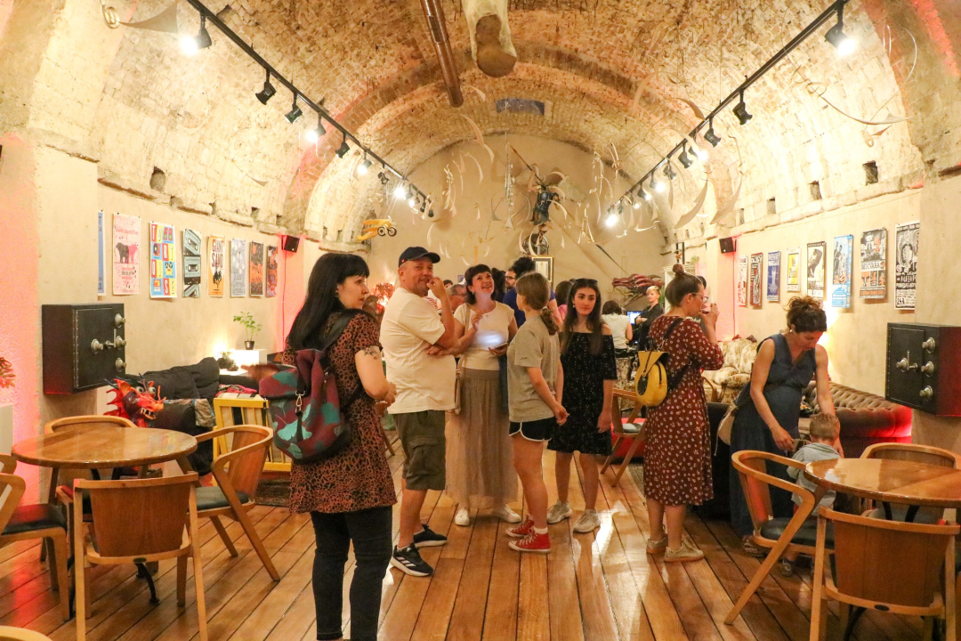 Kulturni spoj Zagreba i Šibenika: Izložbom ’25 godina Močvare' otvoren LP Day u Šibeniku