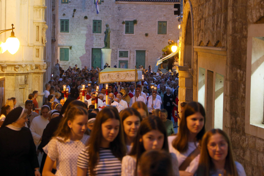 Šibenčani misom u katedrali pa procesijom proslavili svetkovinu Tijelova