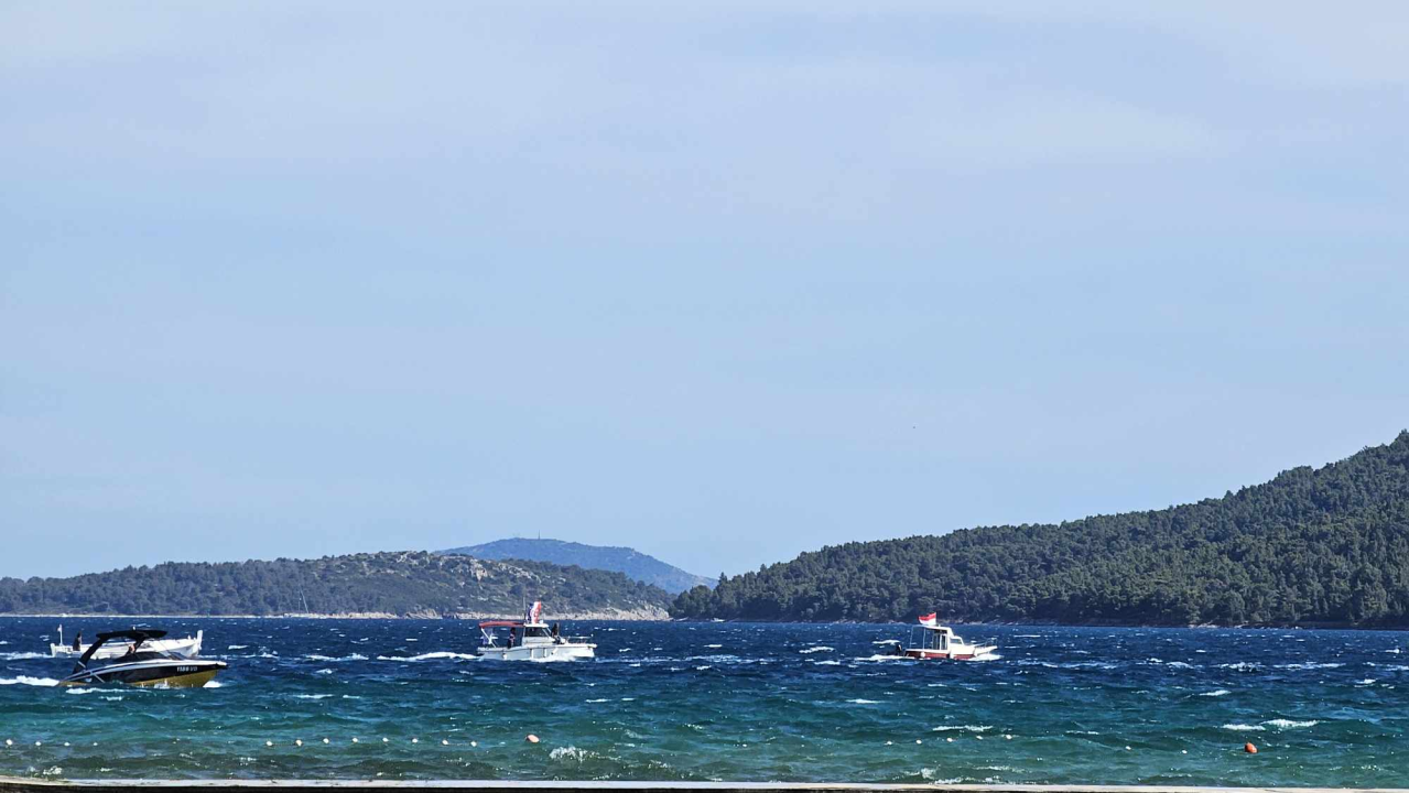 Mještani Prvića prosvjedovali jer su nezadovoljni brodovima koji ih povezuju s kopnom
