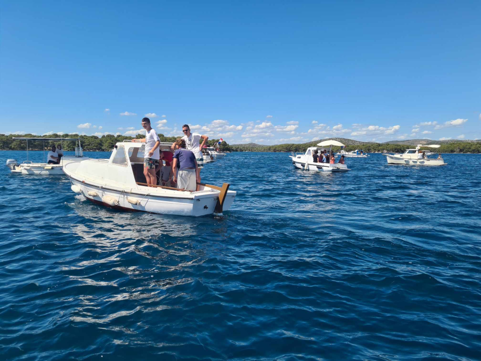 Mještani Prvića prosvjedovali jer su nezadovoljni brodovima koji ih povezuju s kopnom