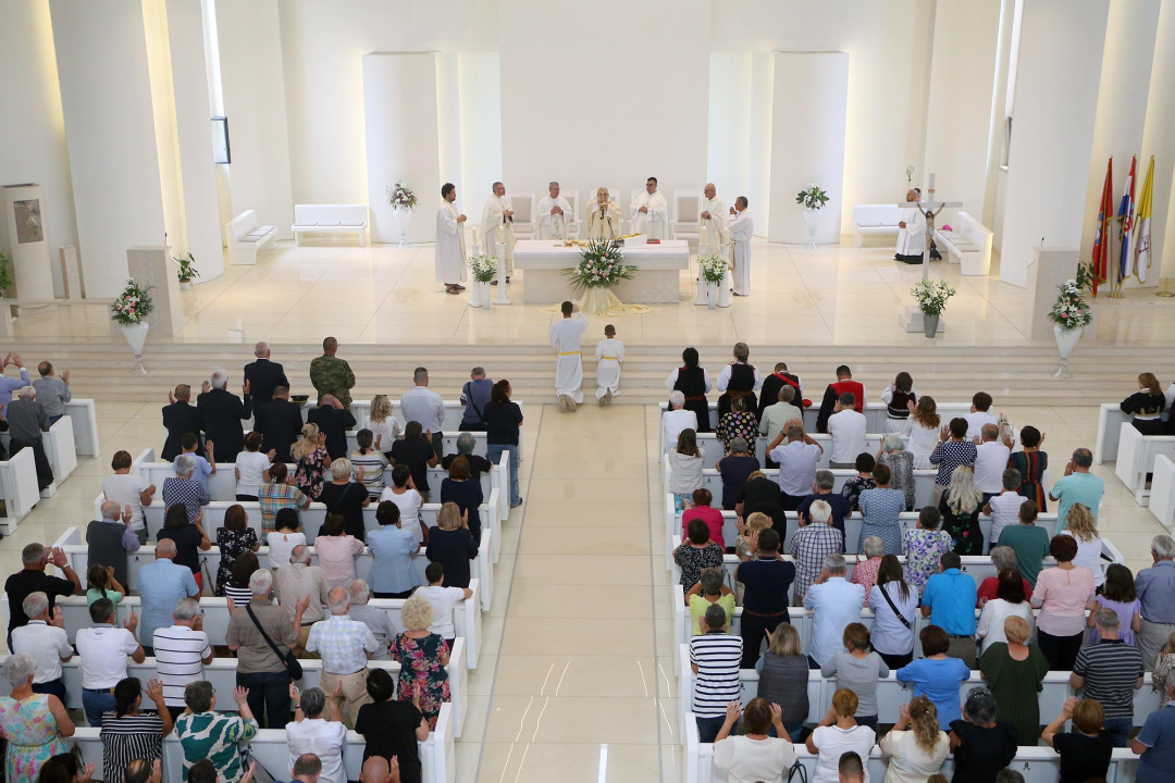 Procesijom vjernika i vojske Kninjani proslavili blagdan sv. Ante
