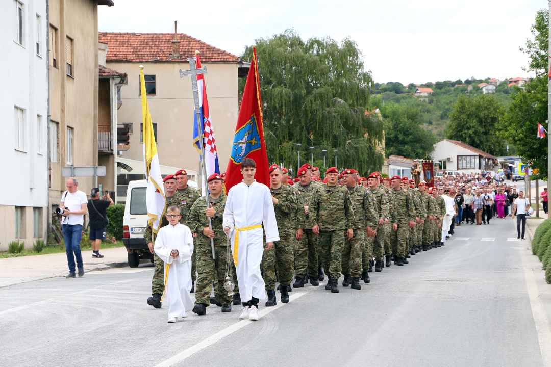 Procesijom vjernika i vojske Kninjani proslavili blagdan sv. Ante