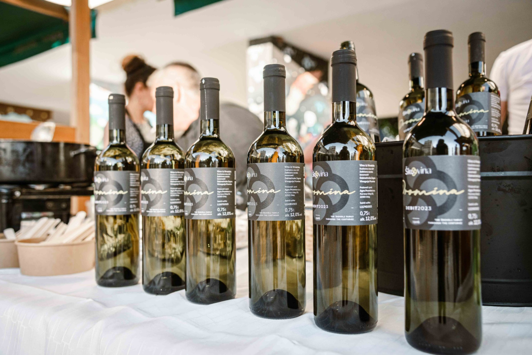 Zbog jednog skladnog para trg ispred Županije i ove je godine pun