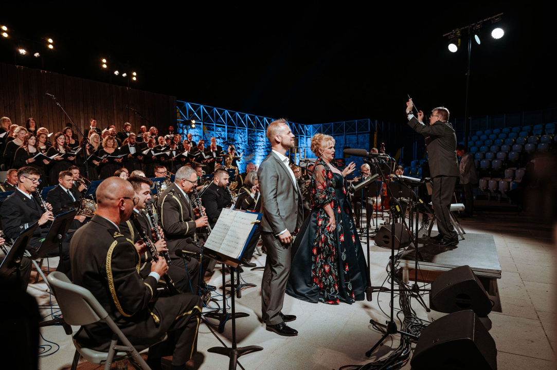 Proslava velikog jubileja: Istinski glazbeni užitak na koncertu Kola i Orkestra HV-a na tvrđavi sv. Mihovila 