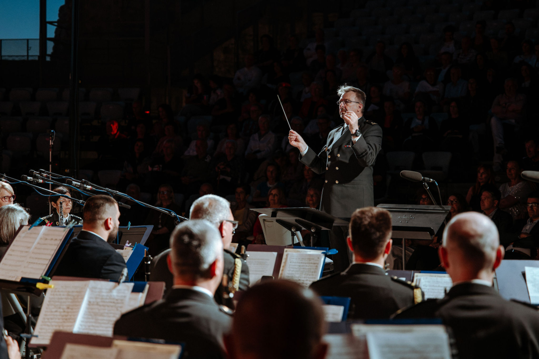 Proslava velikog jubileja: Istinski glazbeni užitak na koncertu Kola i Orkestra HV-a na tvrđavi sv. Mihovila 