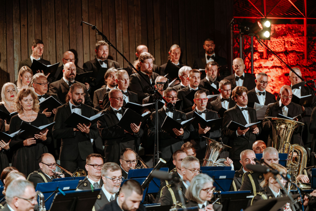 Proslava velikog jubileja: Istinski glazbeni užitak na koncertu Kola i Orkestra HV-a na tvrđavi sv. Mihovila 