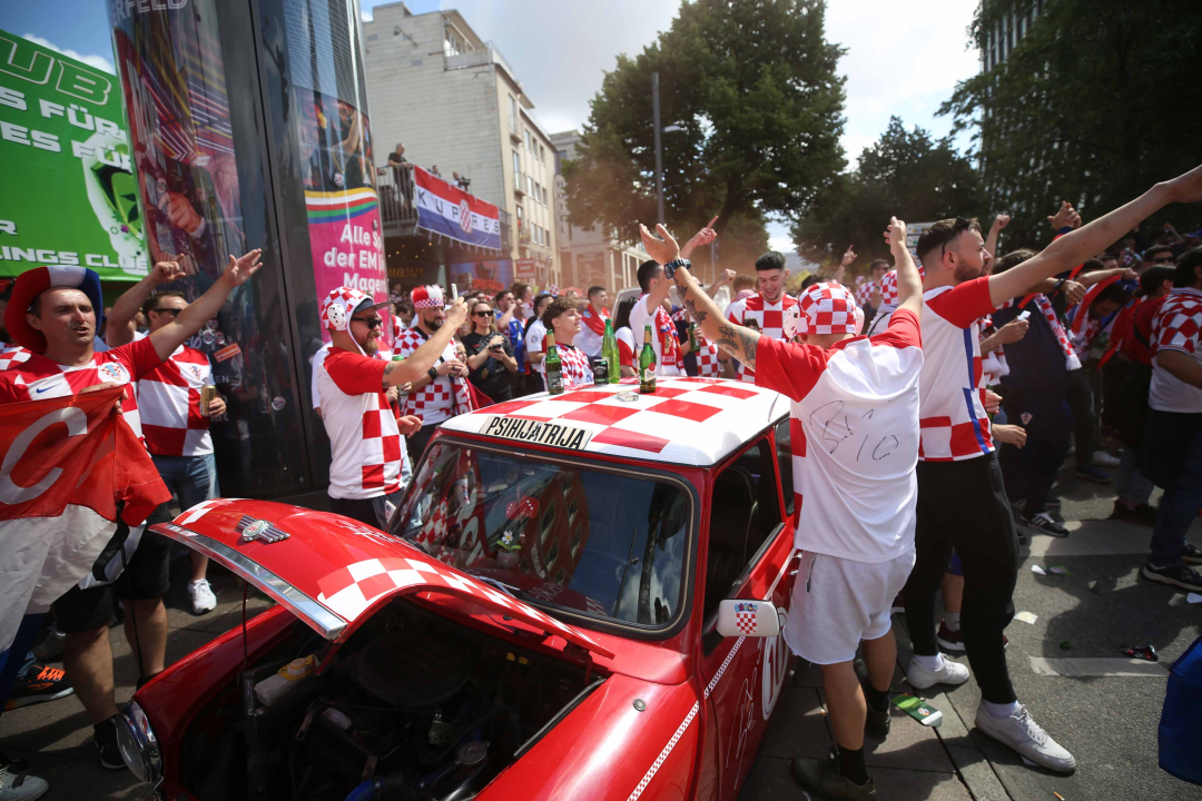 Za Hrvatsku su sa stadiona na Šubićevcu navijali i učenici s učiteljicama
