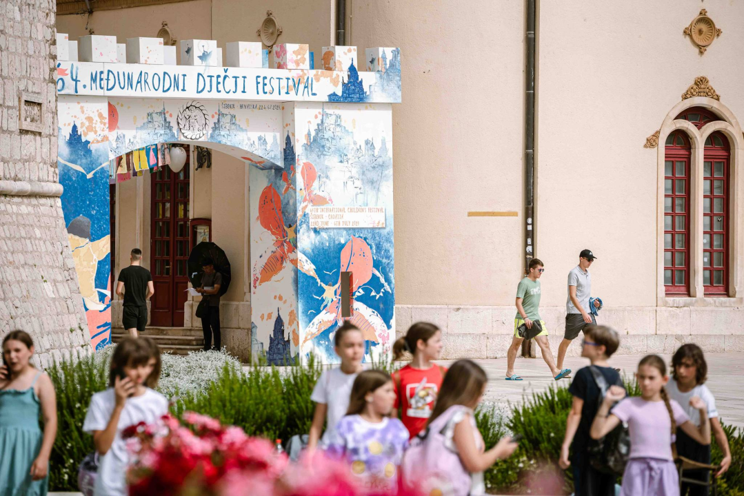 Kod kazališta postavljena vrata sreće, MDF polako preuzima grad