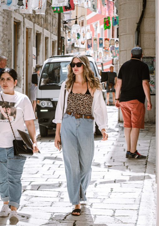 Visoke temperature potakle sređene Šibenčanke da iz ormara izvuku široke komade