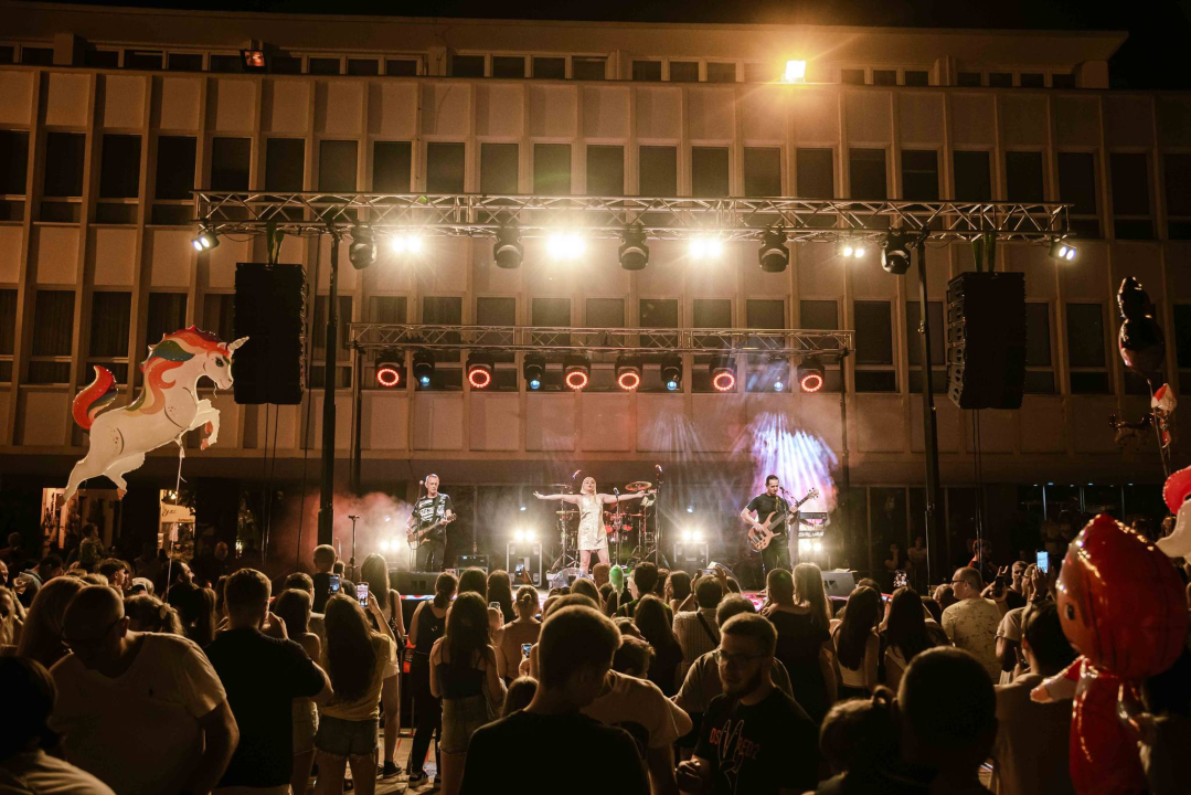 Šibenska noć izvukla ljude u grad, a zabavljao ih je Magazin dobrim starim hitovima