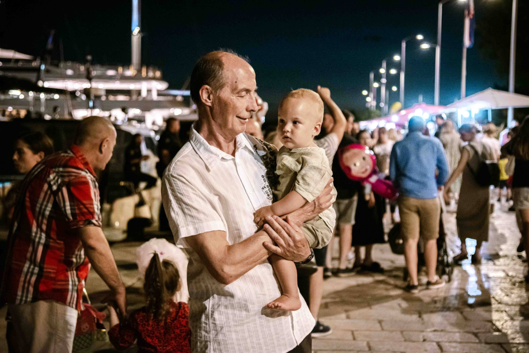 Šibenska noć izvukla ljude u grad, a zabavljao ih je Magazin dobrim starim hitovima
