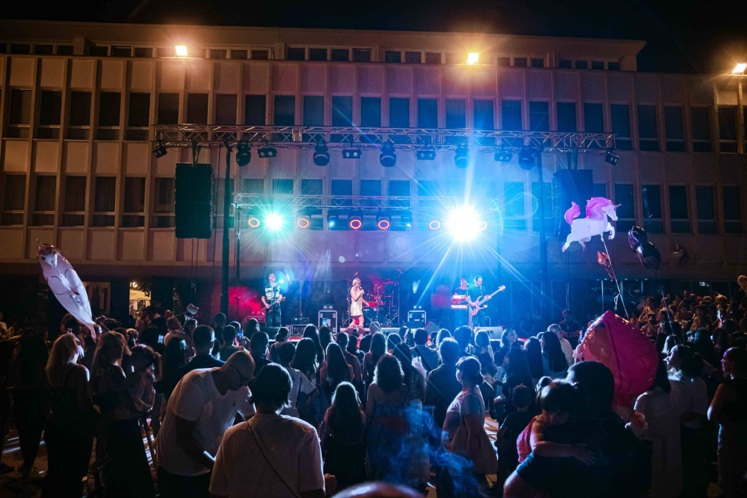 Šibenska noć izvukla ljude u grad, a zabavljao ih je Magazin dobrim starim hitovima