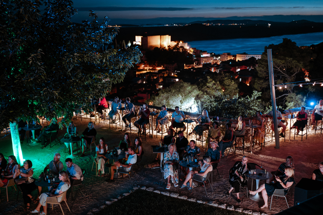 Natali Dizdar, vatromet i odlično raspoloženi Šibenčani: 'Odjednom mjesec izlazi točno iza nje'