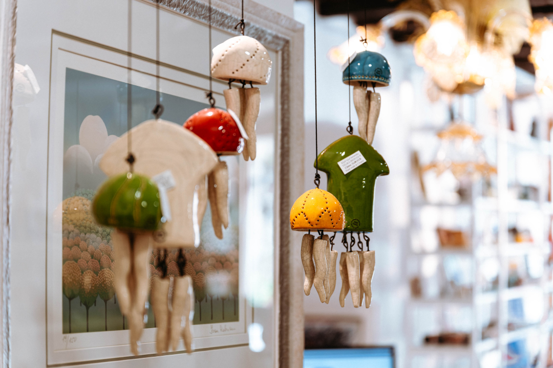 Za žene koje ne robuju trendovima: U Galeriju Juraj Dalmatinac stigla ljetna kolekcija Zorana Mrvoša   