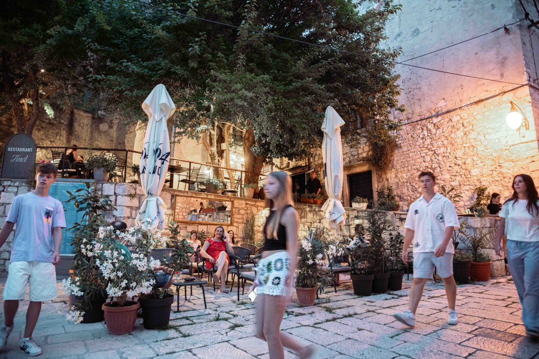 Mladi par u srcu grada otvorio posebni Ginfinity Bar!