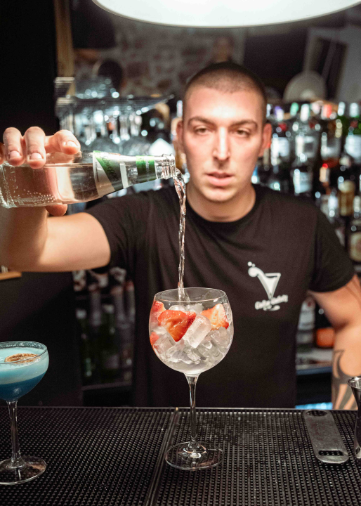 Mladi par u srcu grada otvorio posebni Ginfinity Bar!