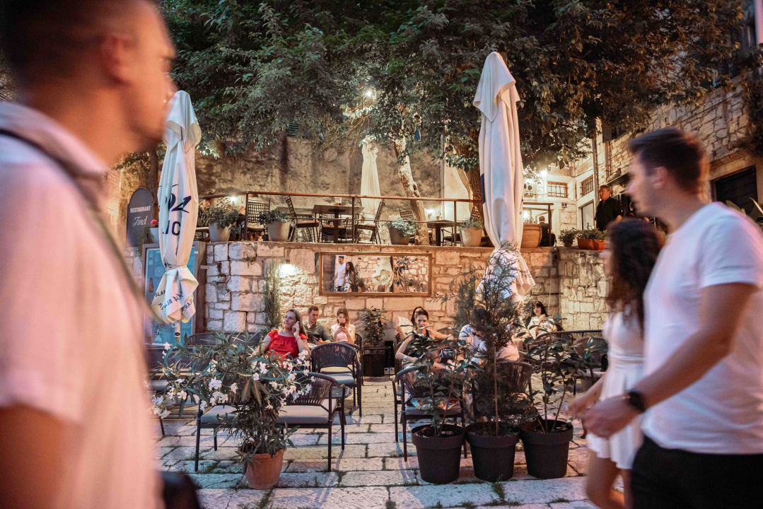 Mladi par u srcu grada otvorio posebni Ginfinity Bar!