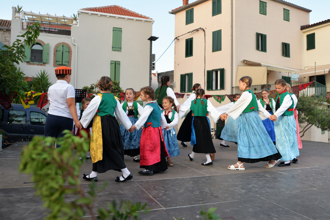 Manifestacijom koja je okupila 500 sudionika Betinjani pokazali ljubav prema tradiciji