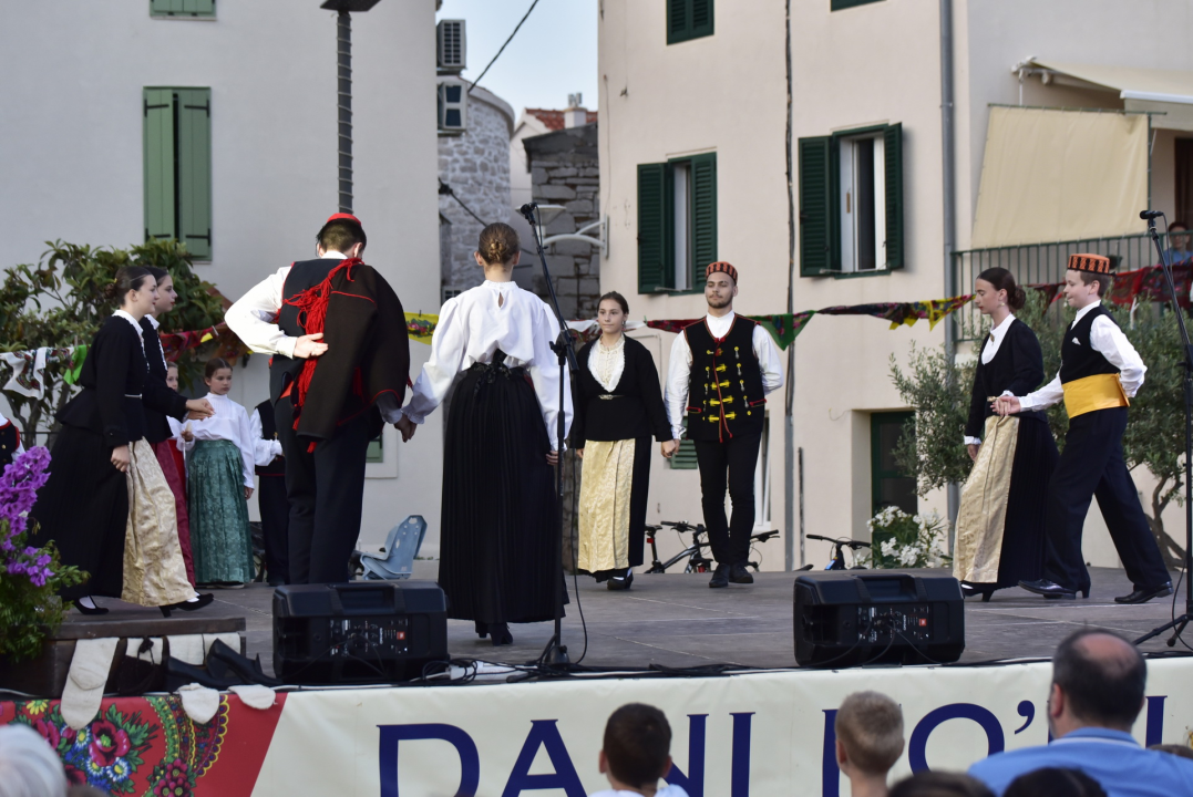 Manifestacijom koja je okupila 500 sudionika Betinjani pokazali ljubav prema tradiciji
